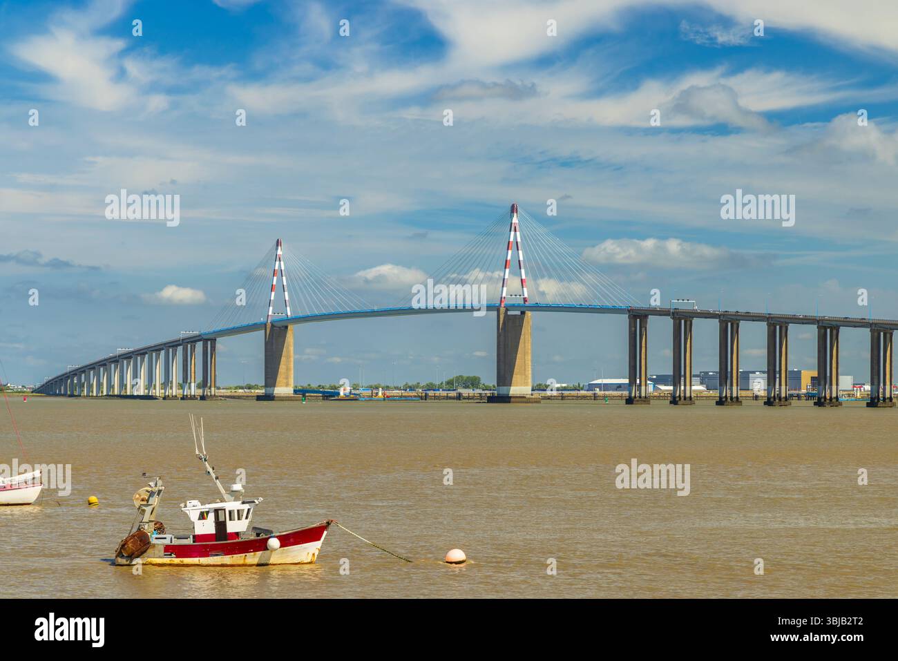 Pont de Saint Nazaire sur la Loire avec bateaux de pêche amarrés au premier plan à Saint Brevin les Pins, Loire Atlantique, pays de la Loire reg Banque D'Images