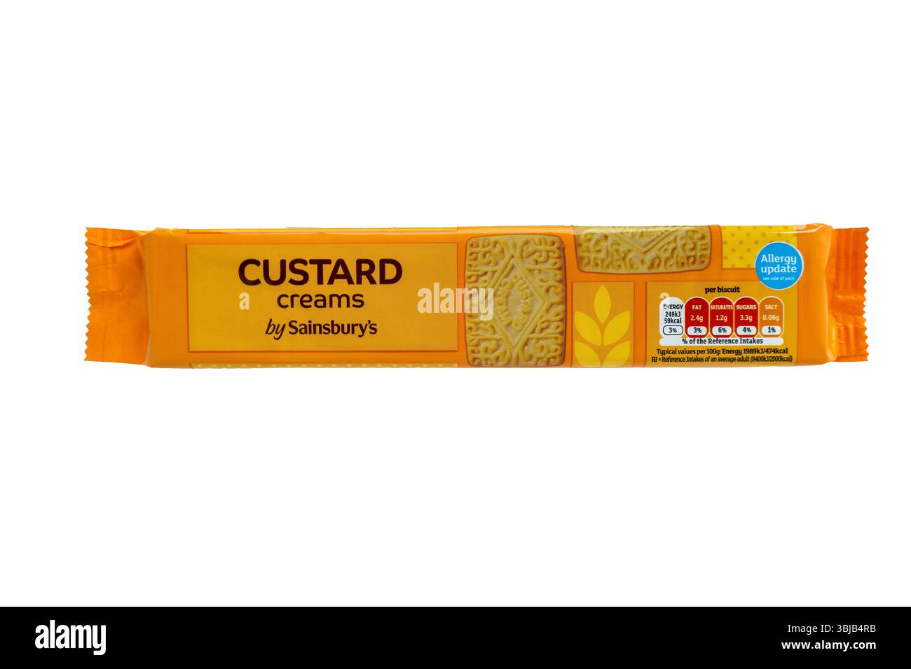 Paquet de Sainsbury's Custard Cream British Buscuits cookies isolé coupé sur Un fond blanc, British Food, paquet photo stock Banque D'Images