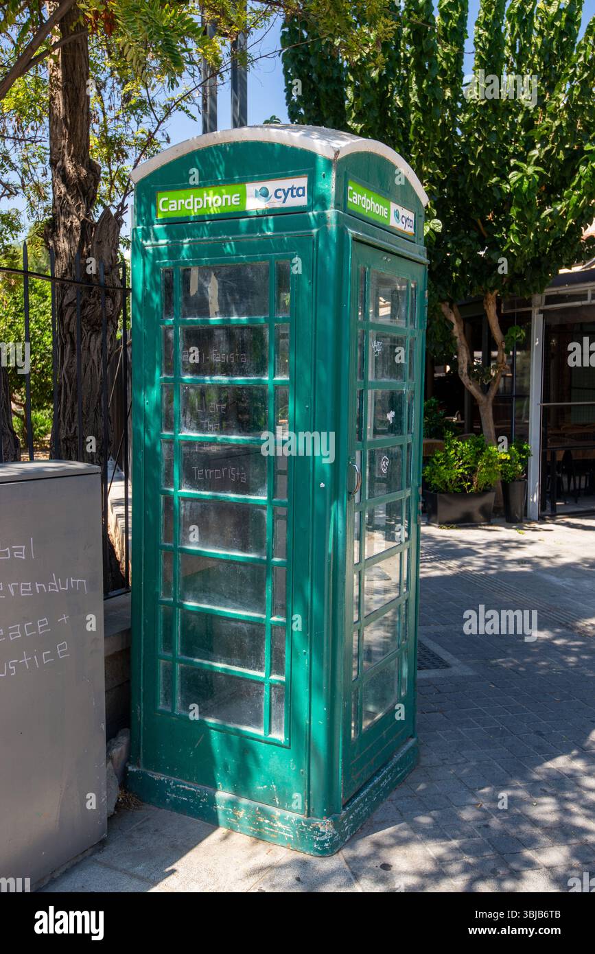 Une cabine téléphonique K6 à Paphos, Chypre Banque D'Images