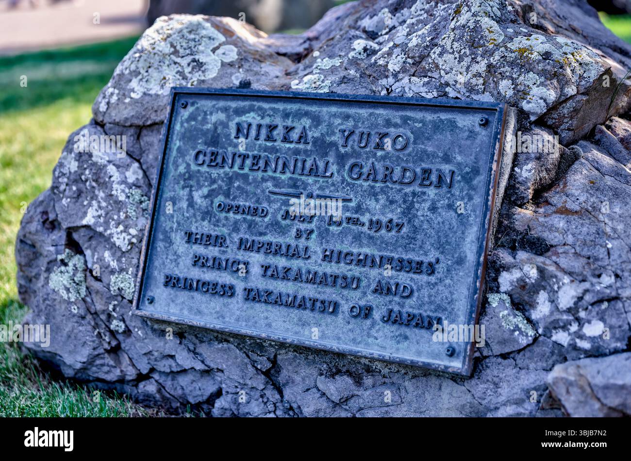 Lethbridge (Alberta) - le 5 juillet 2021 : une plaque commémorative dans les jardins japonais Nikka Yuko à Lethbridge Banque D'Images