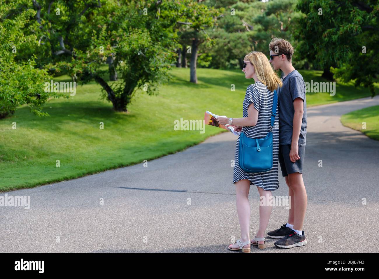 Lethbridge, Alberta - 5 juillet 2021 : une mère et son fils admirent les vues des jardins japonais Nikka Yuko à Lethbridge Banque D'Images
