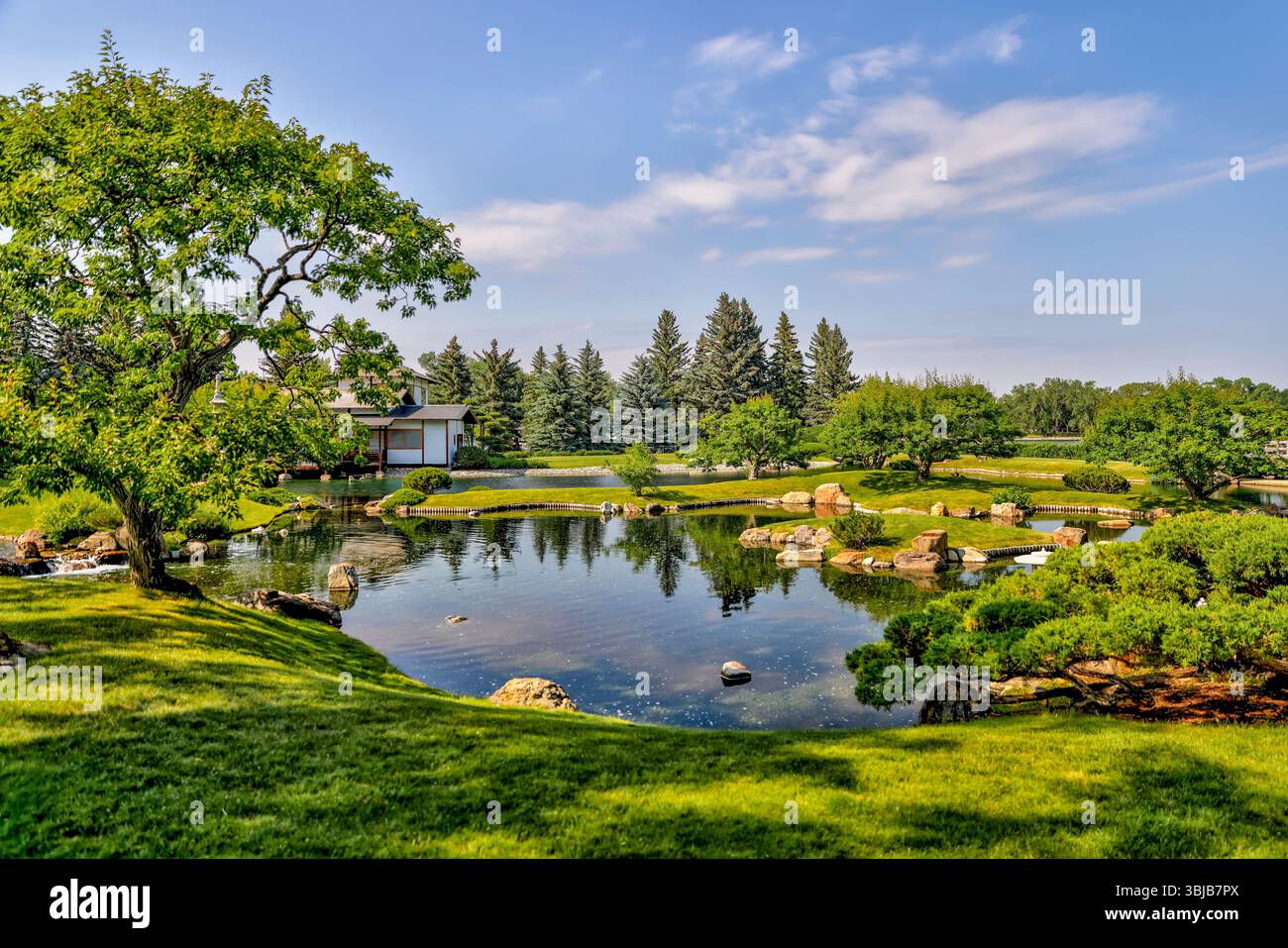 Lethbridge, Alberta - 5 juillet 2021 : paysage dans les jardins japonais Nikka Yuko à Lethbridge Banque D'Images