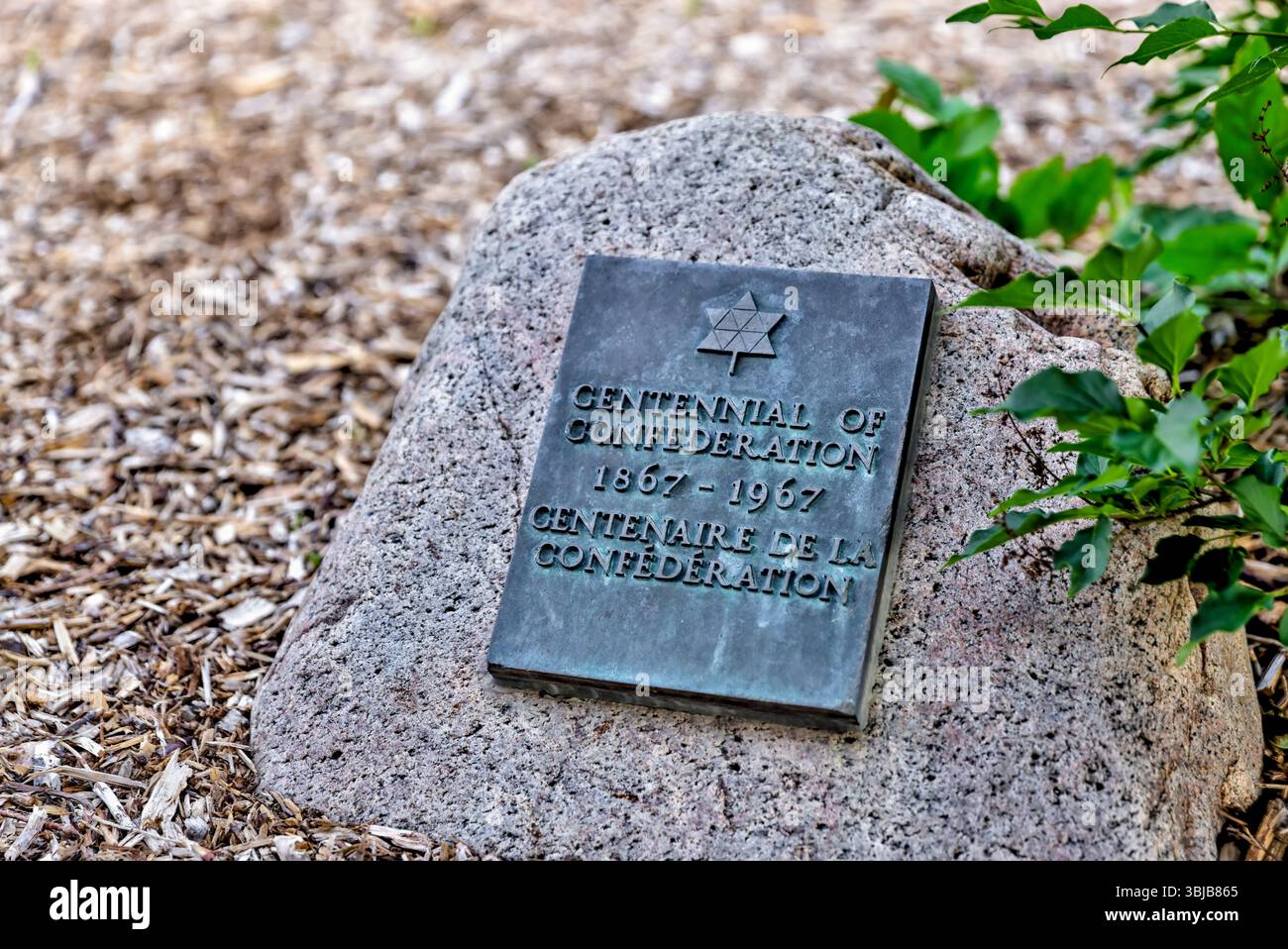 Lethbridge (Alberta) - le 5 juillet 2021 : une plaque commémorative dans les jardins japonais Nikka Yuko à Lethbridge Banque D'Images