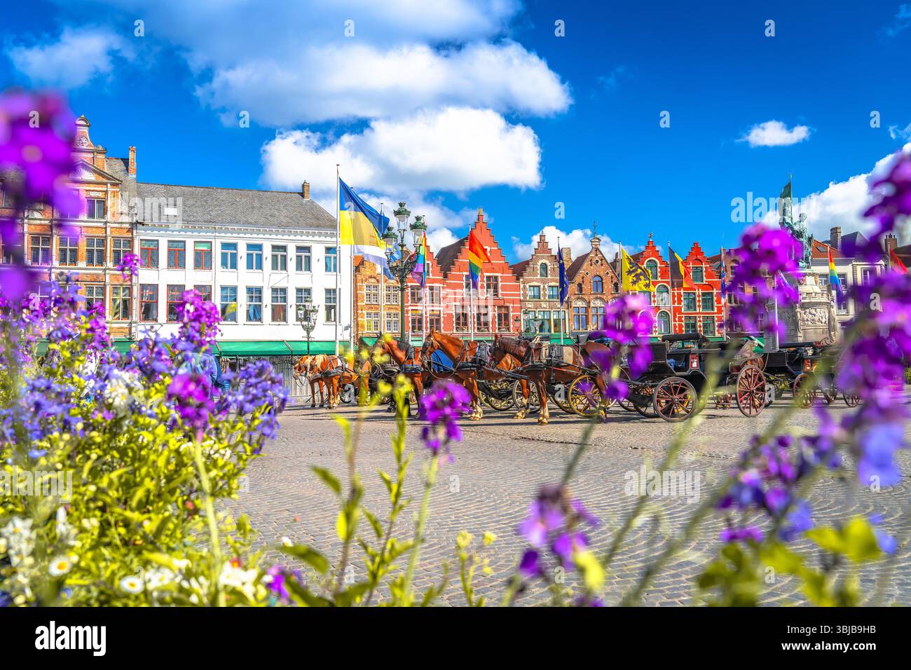 Maisons de ville colorées traditionnelles sur la place du marché dans la vieille ville de Bruges, centre historique de Bruges, région flamande, Belgique Banque D'Images