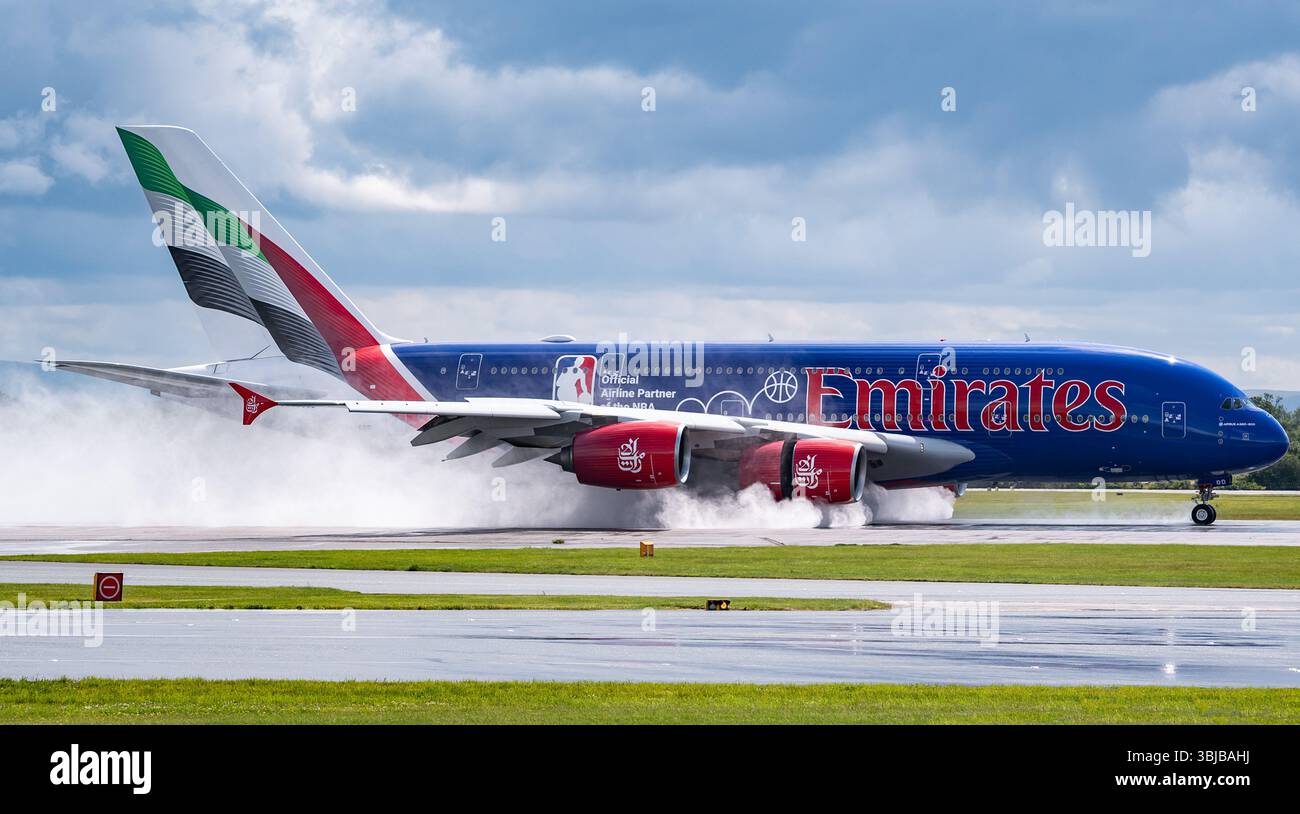 Manchester, Royaume-Uni, samedi 14 juin 2025 ; une livrée Airbus A380-861 « partenaire aérien officiel de la NBA », immatriculée A6-EOD, d'Emirates Airlines, atterrit à l'aéroport de Manchester, au départ de l'aéroport international de Dubaï (DXB), Émirats arabes Unis sous le nom d'EK017. L'avion a atterri après qu'une forte pluie ait frappé l'aéroport, et est orné d'une livrée spéciale commémorant Emirates Airlines en tant que 'partenaire aérien officiel de la NBA (National Basketball Association). Crédit JTW Aviation images / Alamy Live News. Banque D'Images