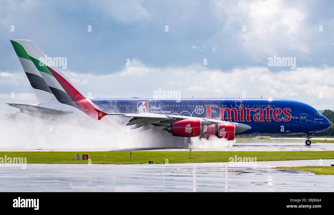 Manchester, Royaume-Uni, samedi 14 juin 2025 ; une livrée Airbus A380-861 « partenaire aérien officiel de la NBA », immatriculée A6-EOD, d'Emirates Airlines, atterrit à l'aéroport de Manchester, au départ de l'aéroport international de Dubaï (DXB), Émirats arabes Unis sous le nom d'EK017. L'avion a atterri après qu'une forte pluie ait frappé l'aéroport, et est orné d'une livrée spéciale commémorant Emirates Airlines en tant que 'partenaire aérien officiel de la NBA (National Basketball Association). Crédit JTW Aviation images / Alamy Live News. Banque D'Images