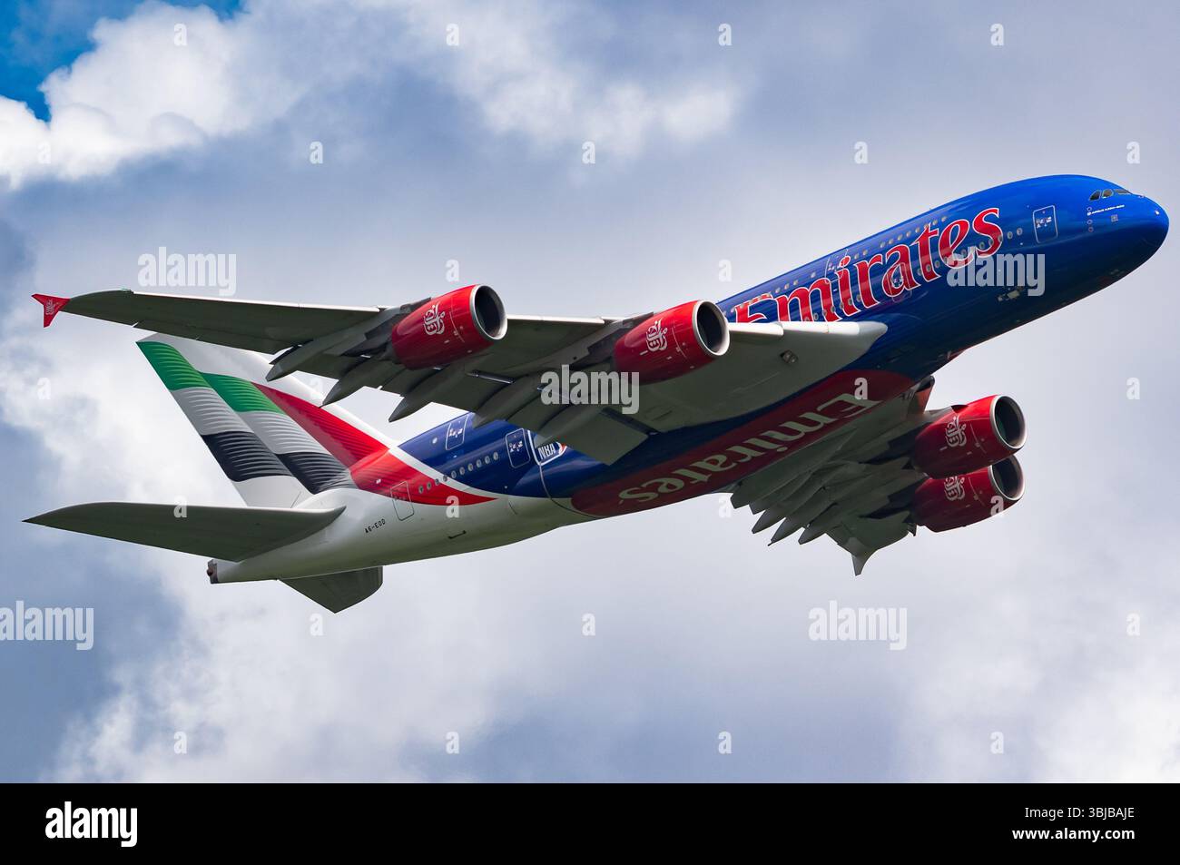Manchester, Royaume-Uni, samedi 14 juin 2025 ; une livrée Airbus A380-861 « partenaire aérien officiel de la NBA », immatriculée A6-EOD, d'Emirates Airlines, atterrit à l'aéroport de Manchester, au départ de l'aéroport international de Dubaï (DXB), Émirats arabes Unis sous le nom d'EK017. L'avion a atterri après qu'une forte pluie ait frappé l'aéroport, et est orné d'une livrée spéciale commémorant Emirates Airlines en tant que 'partenaire aérien officiel de la NBA (National Basketball Association). Crédit JTW Aviation images / Alamy Live News. Banque D'Images