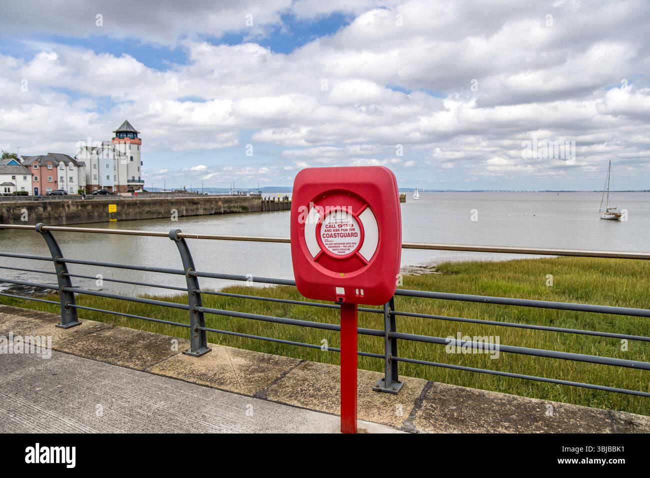Portishead, Royaume-Uni- 10 août 2023 : les garde-côtes rouges appellent la boîte d'urgence téléphonique 999. Banque D'Images