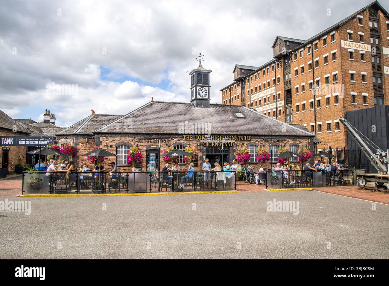 Gloucester, Royaume-Uni- 19 août 2023 : Lord High Constable of England JD Wetherspoon Gloucester Docks at Sharpness canal Banque D'Images