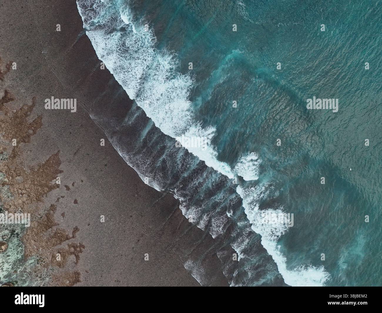 vue aérienne du drone de la plage avec sable brun clair avec des vagues blanches, l'eau de mer vert bleuâtre, adapté au thème de la nature, vacances, détente et tr Banque D'Images