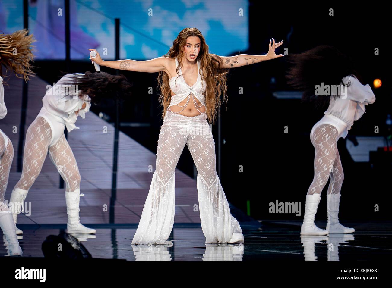 Lola Indigo se produit au Riyad Air Metropolitano Stadium lors de la tournée « la Bruja, la Niña y El Dragon » le 14 juin 2025 à Madrid, Espagne. (Crédit : A. Perez Meca/Alfa images/Alamy Live News) Banque D'Images
