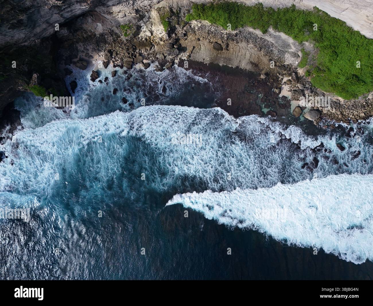 vue aérienne du drone de la plage avec sable brun clair avec des vagues blanches, l'eau de mer vert bleuâtre, adapté au thème de la nature, vacances, détente et tr Banque D'Images