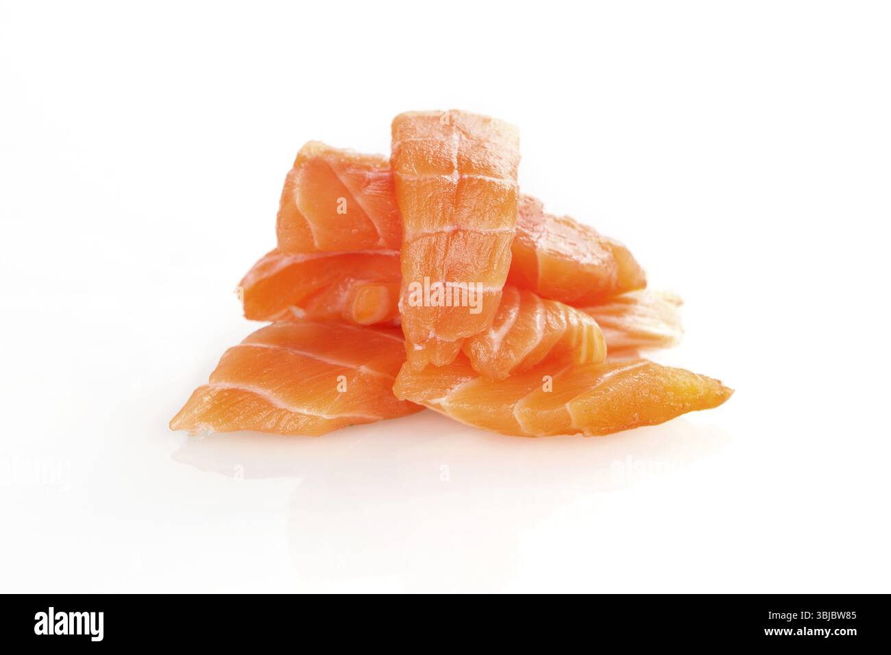 Sashimi sushi. Morceaux de saumon cru disposés sur fond blanc Banque D'Images