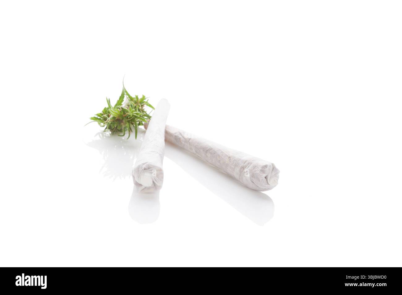 Deux joints de cannabis avec bourgeon de cannabis, isolés sur fond blanc. Marijuana médicinale Banque D'Images