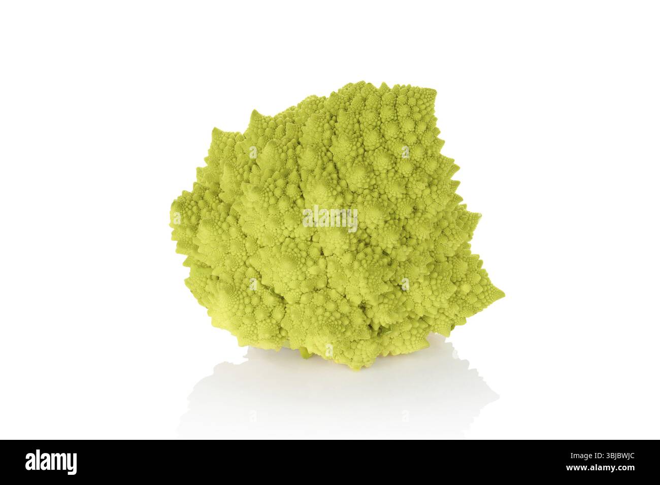 Brocoli Romanesco isolé sur fond blanc. Manger des légumes sains Banque D'Images