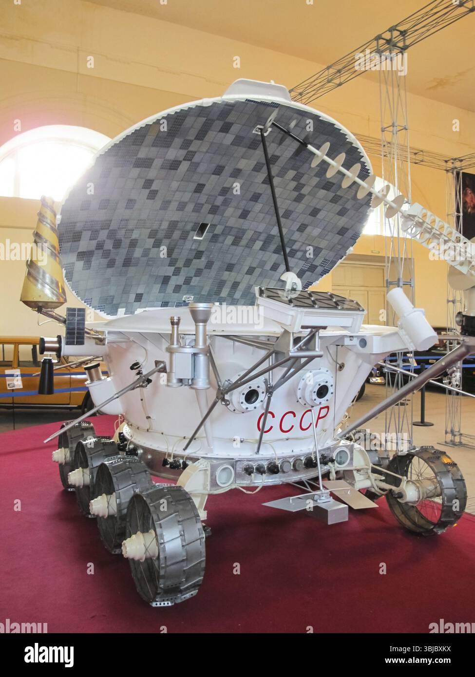 Musée des voitures rétro, Saint-Pétersbourg, Russie - 19 décembre 2018 : Lunokhod-1, rover spatial soviétique de la lune, spécimen de musée Banque D'Images