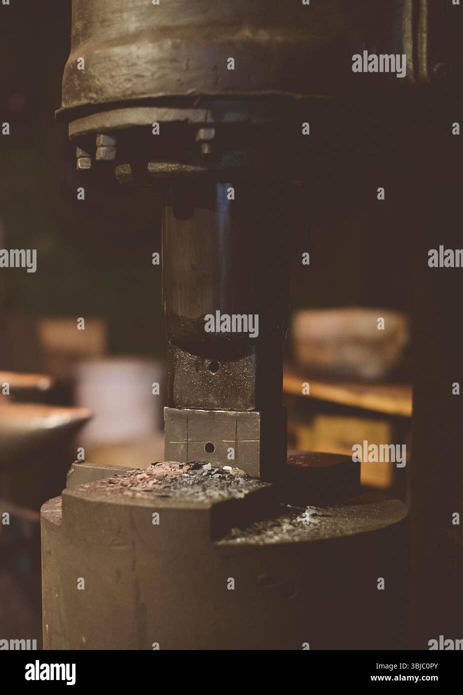 Presse électrique industrielle dans la maison du forgeron Banque D'Images