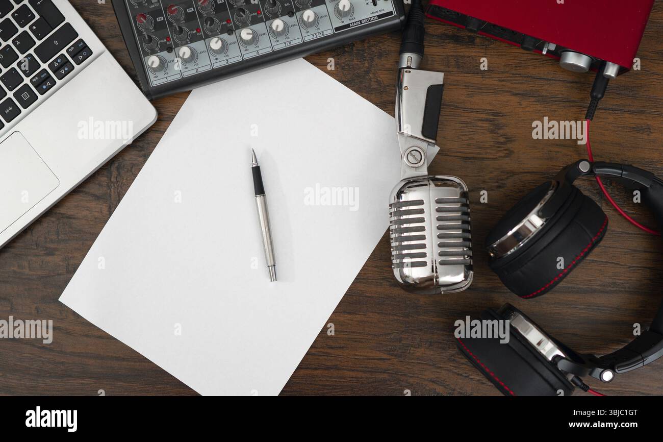 Casque, console de mixage, microphone et carte son. Concept d'écriture de chansons Banque D'Images