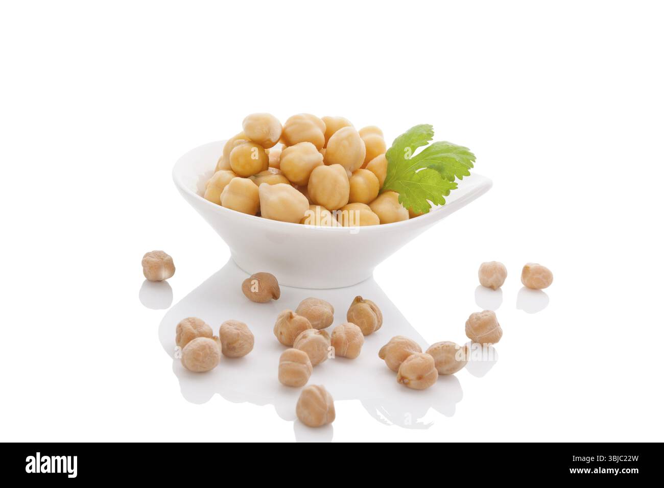 Pois chiches dans un bol blanc isolé sur fond blanc avec réflexion. Manger des légumineuses saines Banque D'Images