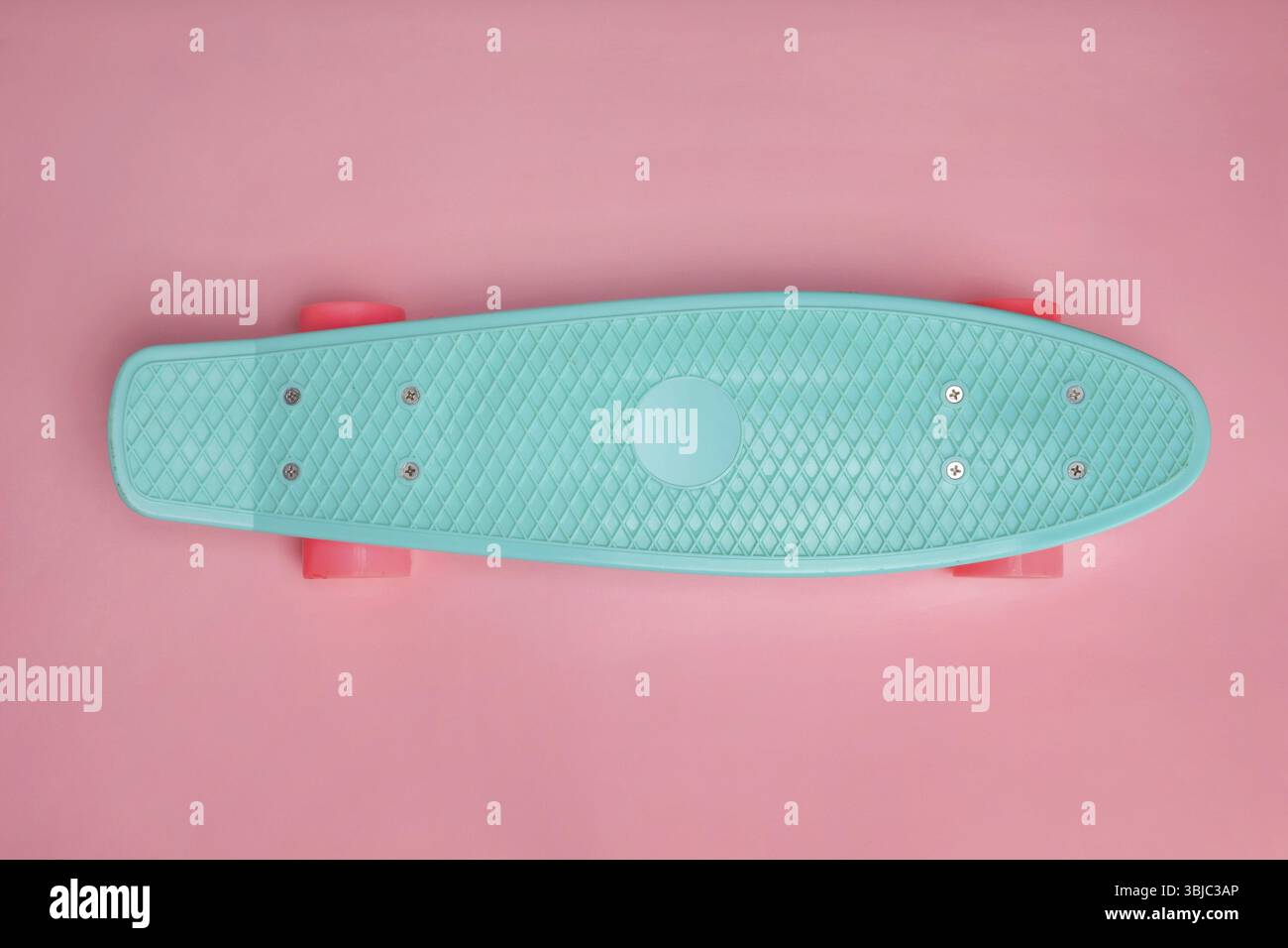 Patin de planche Penny sur fond rose avec espace de copie Banque D'Images