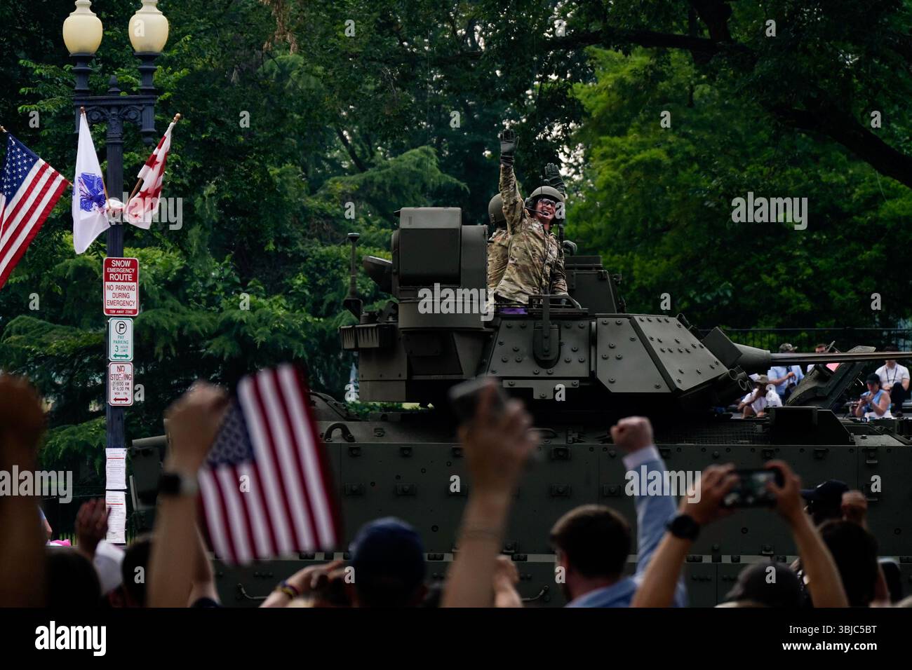Washington, États-Unis. 14 juin 2025. Un membre de l'armée fait des vagues depuis un char lors de la parade du 250e anniversaire de l'armée américaine à Washington, DC, le samedi 14 juin 2025. Photo de la piscine par Kent Nishimura/UPI crédit : UPI/Alamy Live News Banque D'Images