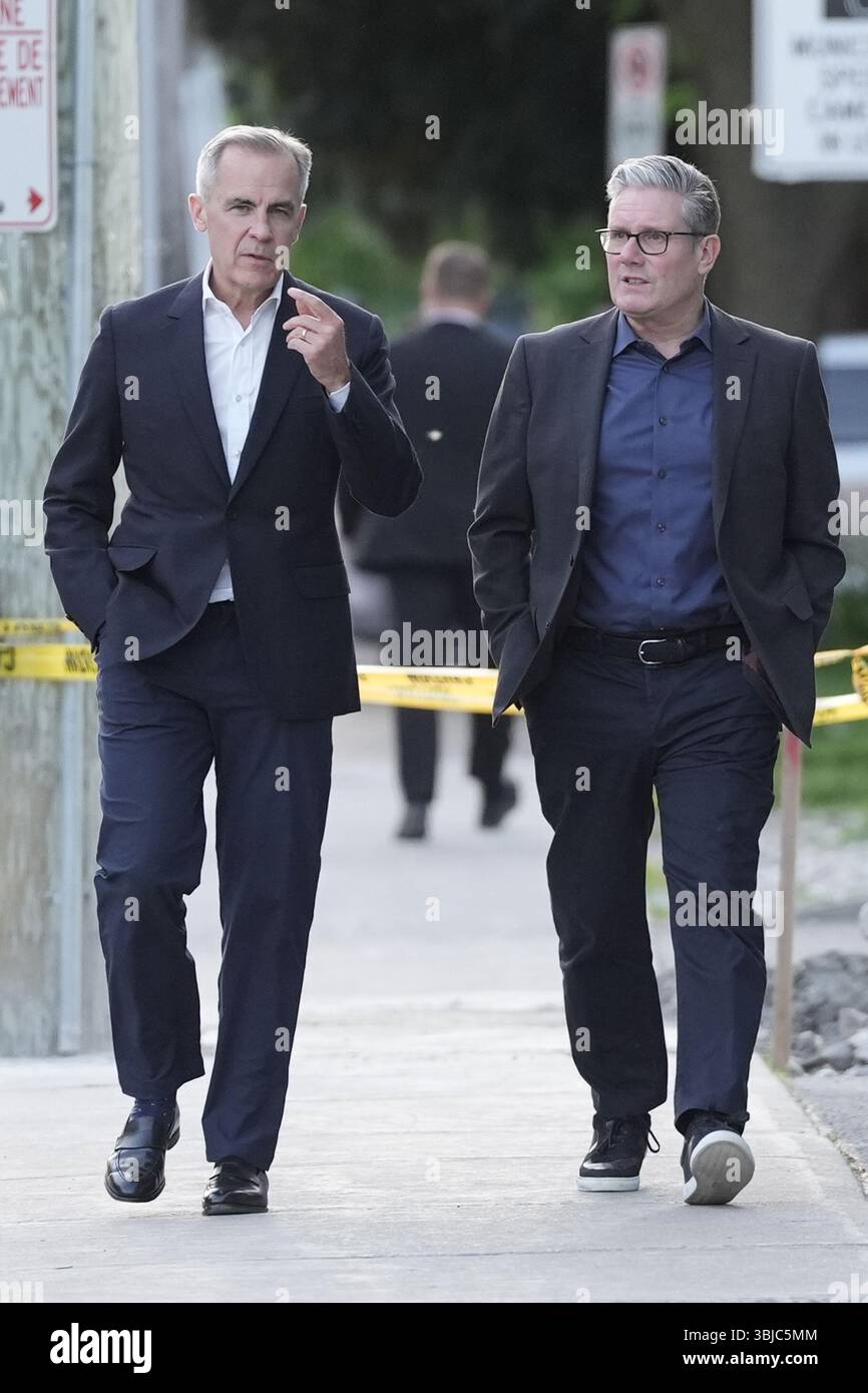 Le premier ministre Sir Keir Starmer (à droite) et le premier ministre du Canada Mark Carney arrivent au pub Royal Oak à Ottawa, Canada, pour regarder un match de hockey sur glace à la télévision entre les Oilers d'Edmonton et les Panthers de la Floride, avant le sommet des dirigeants du G7. Date de la photo : samedi 14 juin 2025. Banque D'Images