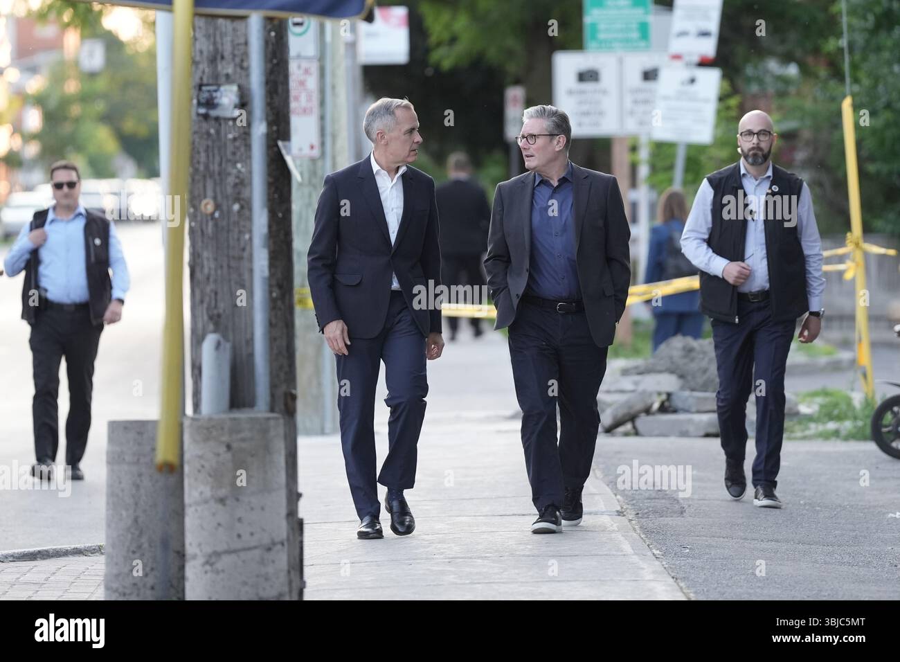 Le premier ministre Sir Keir Starmer (à droite) et le premier ministre du Canada Mark Carney arrivent au pub Royal Oak à Ottawa, Canada, pour regarder un match de hockey sur glace à la télévision entre les Oilers d'Edmonton et les Panthers de la Floride, avant le sommet des dirigeants du G7. Date de la photo : samedi 14 juin 2025. Banque D'Images