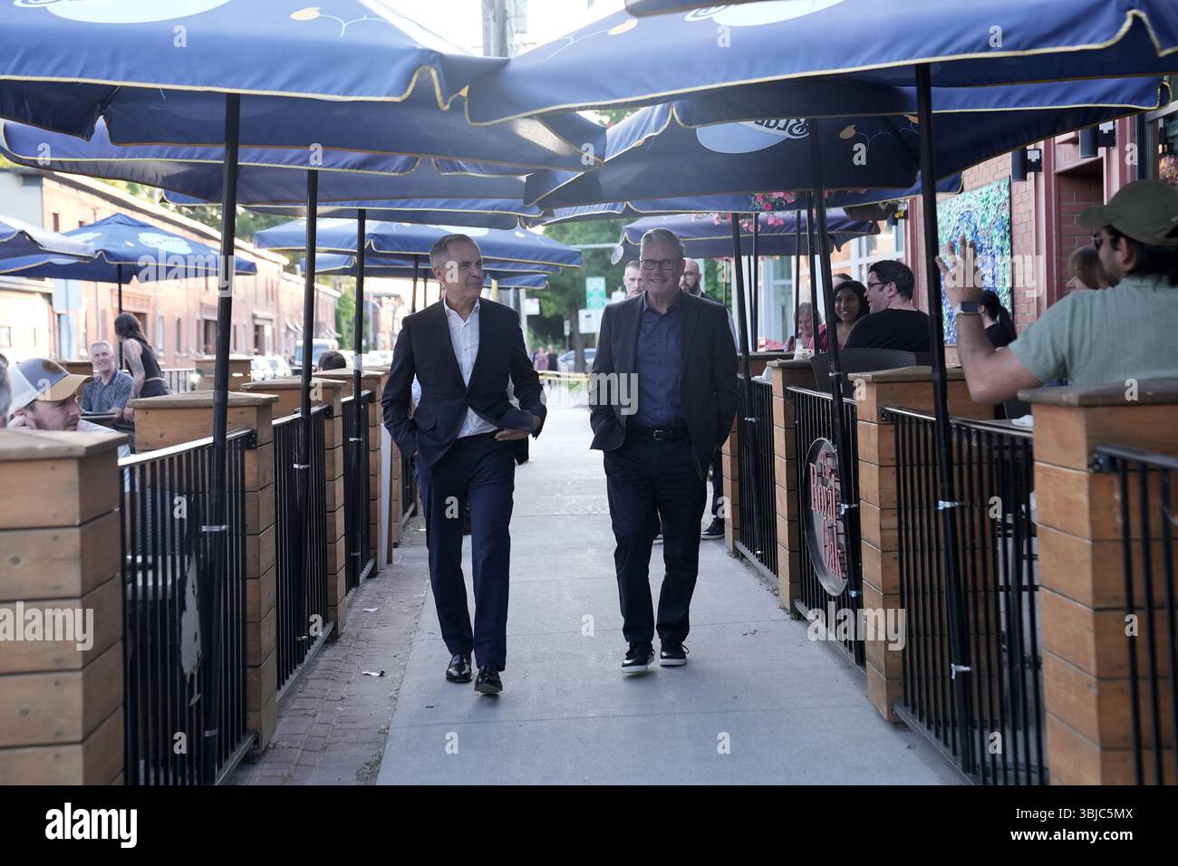 Le premier ministre Sir Keir Starmer (à droite) et le premier ministre du Canada Mark Carney arrivent au pub Royal Oak à Ottawa, Canada, pour regarder un match de hockey sur glace à la télévision entre les Oilers d'Edmonton et les Panthers de la Floride, avant le sommet des dirigeants du G7. Date de la photo : samedi 14 juin 2025. Banque D'Images