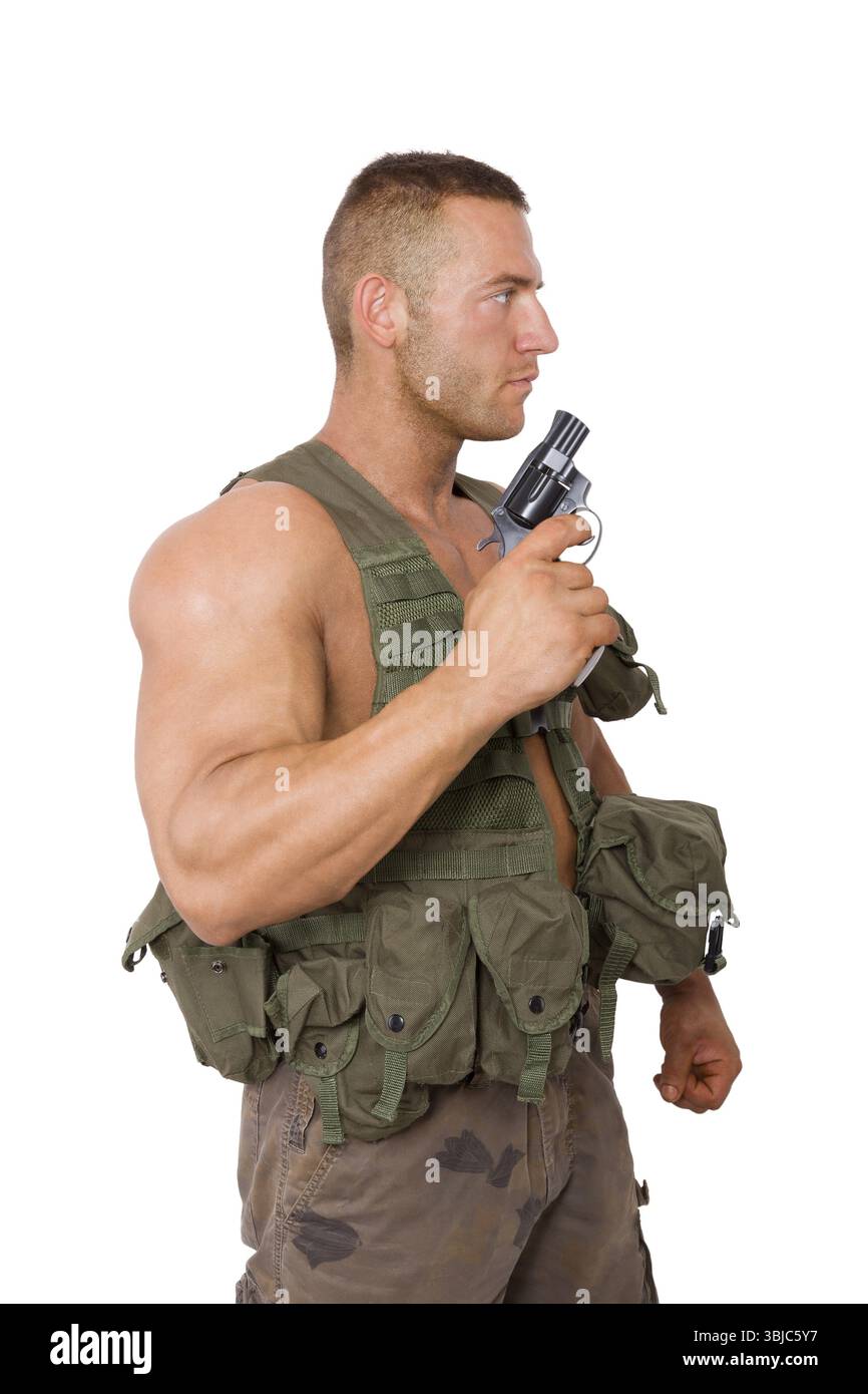 Soldat armé isolé sur fond blanc. Guerre, armée, sécurité et terrorisme Banque D'Images