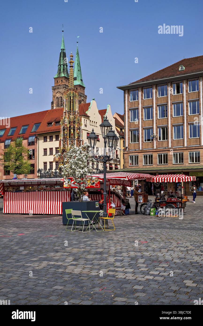 Vue de l'église de Sebald avec le marché principal de la vieille ville de Nuremberg, Allemagne, Europe Banque D'Images