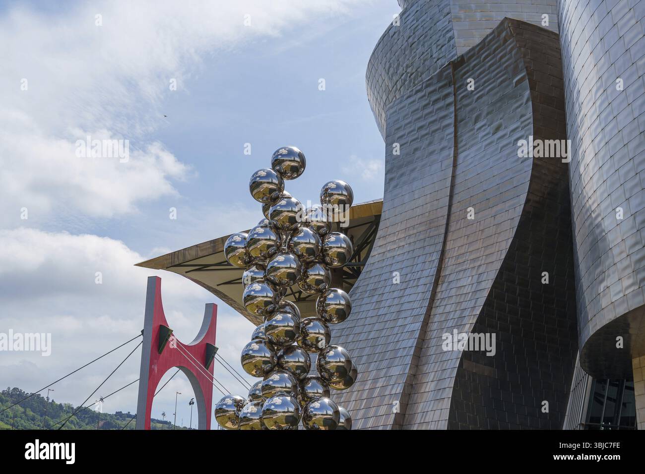 Sculpture moderne faite de sphères à côté d'un bâtiment architectural et d'un pont, Bilbao, pays Basque, Espagne, Europe Banque D'Images