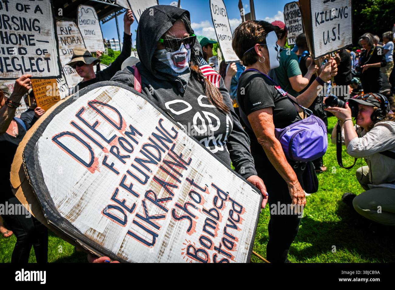 Burlington, Vermont, États-Unis, 14 juin 2025. Die-in lors d'une manifestation Trump « No Kings » sur le parc riverain de Burlington, Vermont, États-Unis, dans le cadre de la journée nationale de protestation No Kings. John Lazenby/Alamy Live News Banque D'Images
