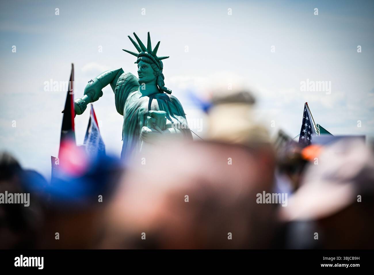 Burlington, Vermont, États-Unis, 14 juin 2025. Statue gonflable de la liberté lors d'une manifestation Trump « No Kings » sur le parc riverain de Burlington, VT, États-Unis, dans le cadre de la journée nationale de protestation No Kings. John Lazenby/Alamy Live News Banque D'Images