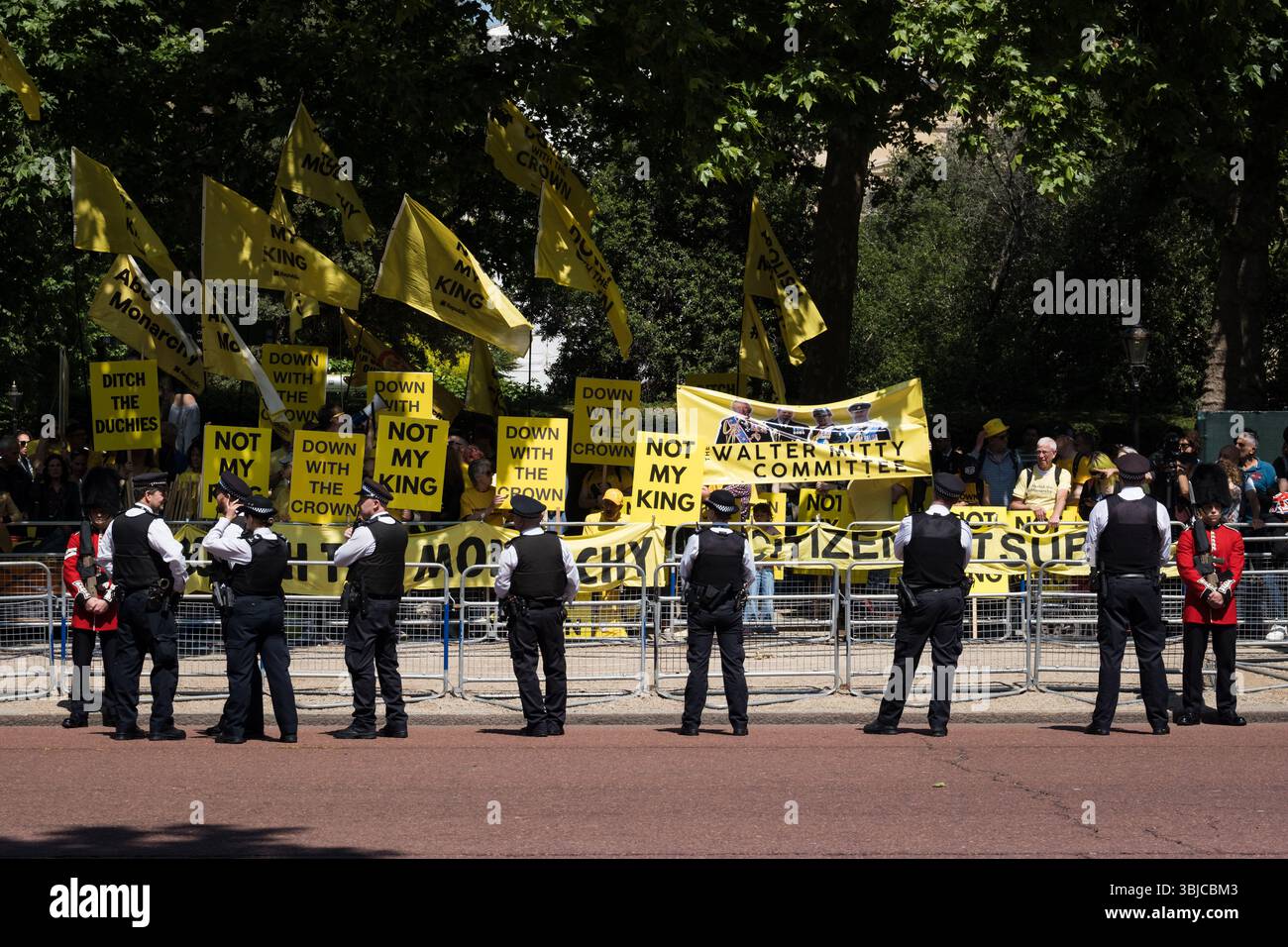 Londres, Royaume-Uni. 14 juin 2025. Le groupe anti-monarchique Republic organise une manifestation pendant le défilé. Le défilé de l'anniversaire du roi 2025 marque l'anniversaire officiel du souverain britannique. Le défilé est également connu sous le nom de Trooping the Colour, une procession militaire qui a lieu chaque année. Crédit : SOPA images Limited/Alamy Live News Banque D'Images