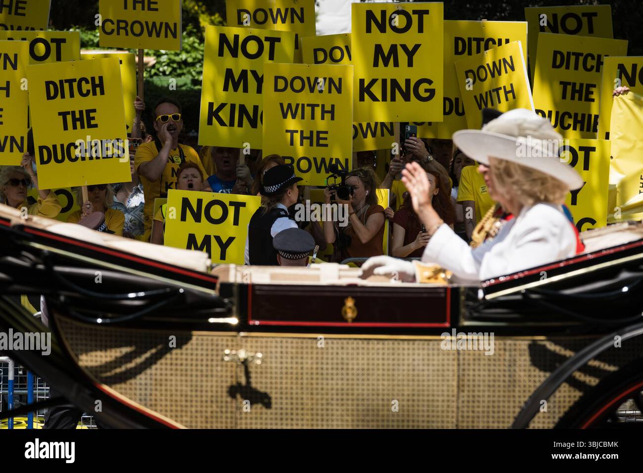 Londres, Royaume-Uni. 14 juin 2025. Le roi Charles III et la reine Camilla montent dans la calèche royale et traversent le Mall devant les manifestants anti-monarchie. Le défilé de l'anniversaire du roi 2025 marque l'anniversaire officiel du souverain britannique. Le défilé est également connu sous le nom de Trooping the Colour, une procession militaire qui a lieu chaque année. Crédit : SOPA images Limited/Alamy Live News Banque D'Images