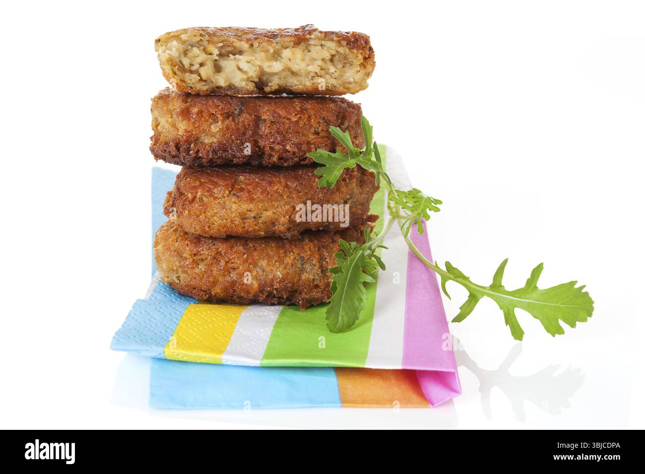 Délicieuse pile de patty falafel sur serviette colorée avec des herbes fraîches. Cuisine végétarienne de luxe culinaire Banque D'Images