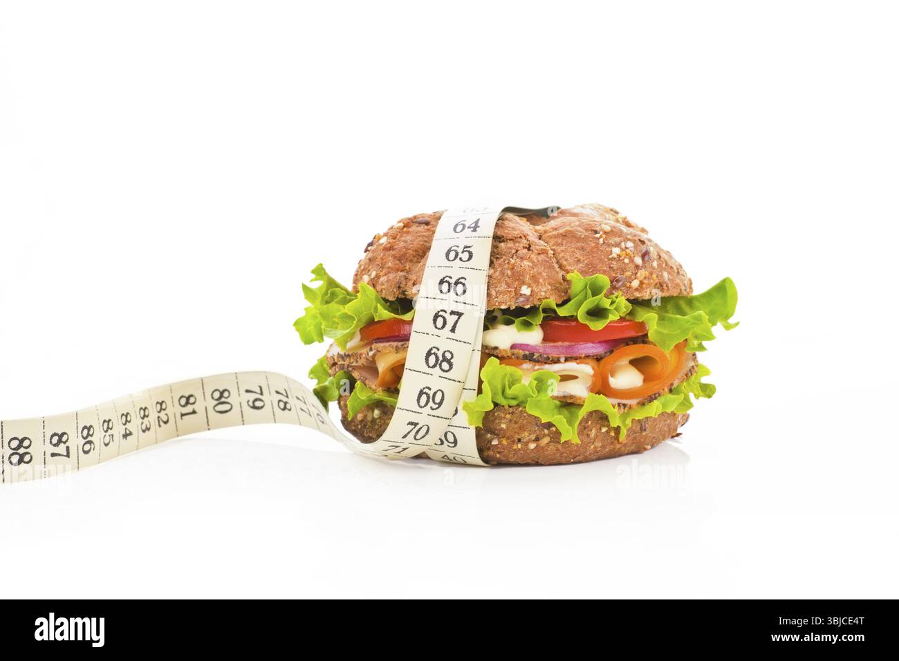 Sandwich sain avec légumes frais et fromage et ruban à mesurer isolé sur blanc Banque D'Images