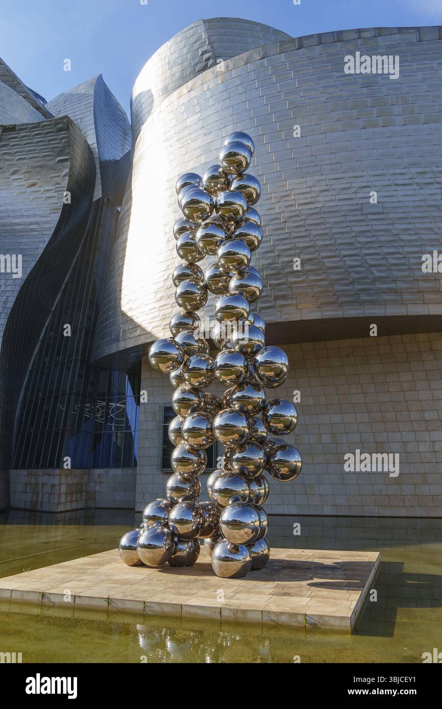 Sculpture moderne faite de sphères métalliques devant une façade futuriste, Bilbao, pays Basque, Espagne, Europe Banque D'Images