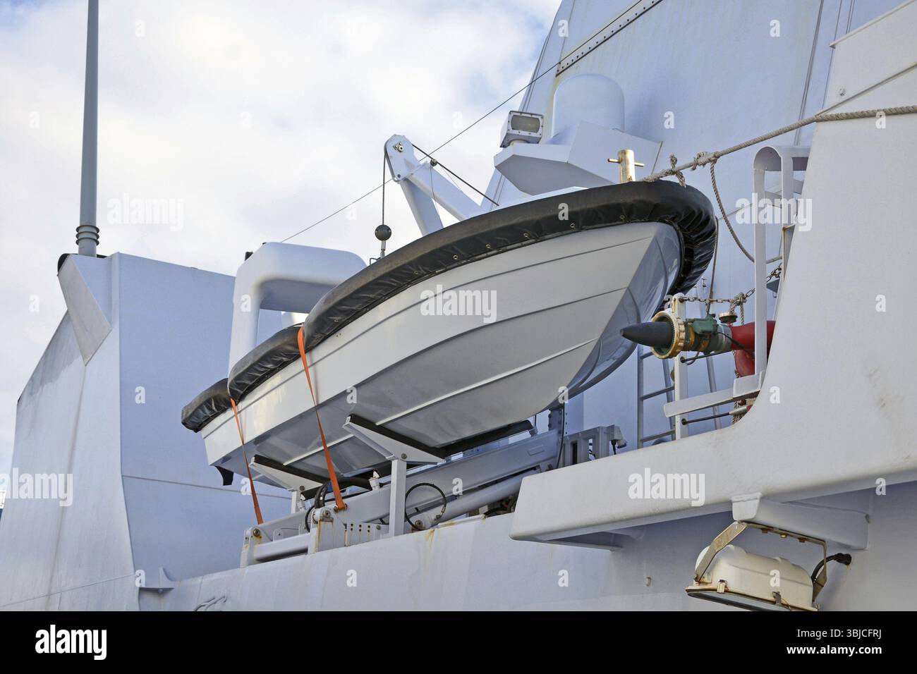 Bateau à moteur sûr sur un navire naval Banque D'Images