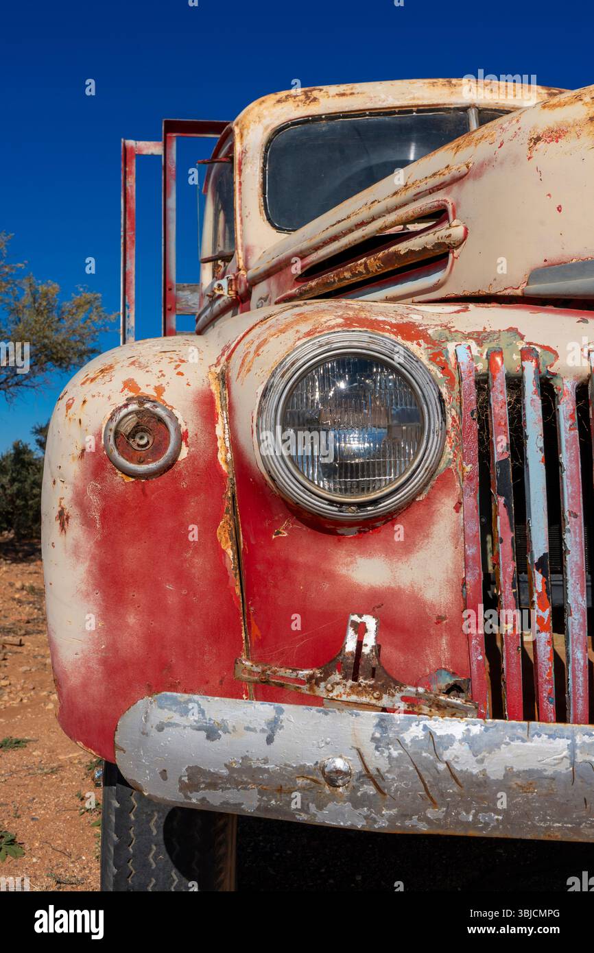 Gros plan d'une vieille camionnette Ford des années 1940 rouillée et endommagée par les intempéries dans la ville de Silverton, en Nouvelle-Galles du Sud, en Australie Banque D'Images