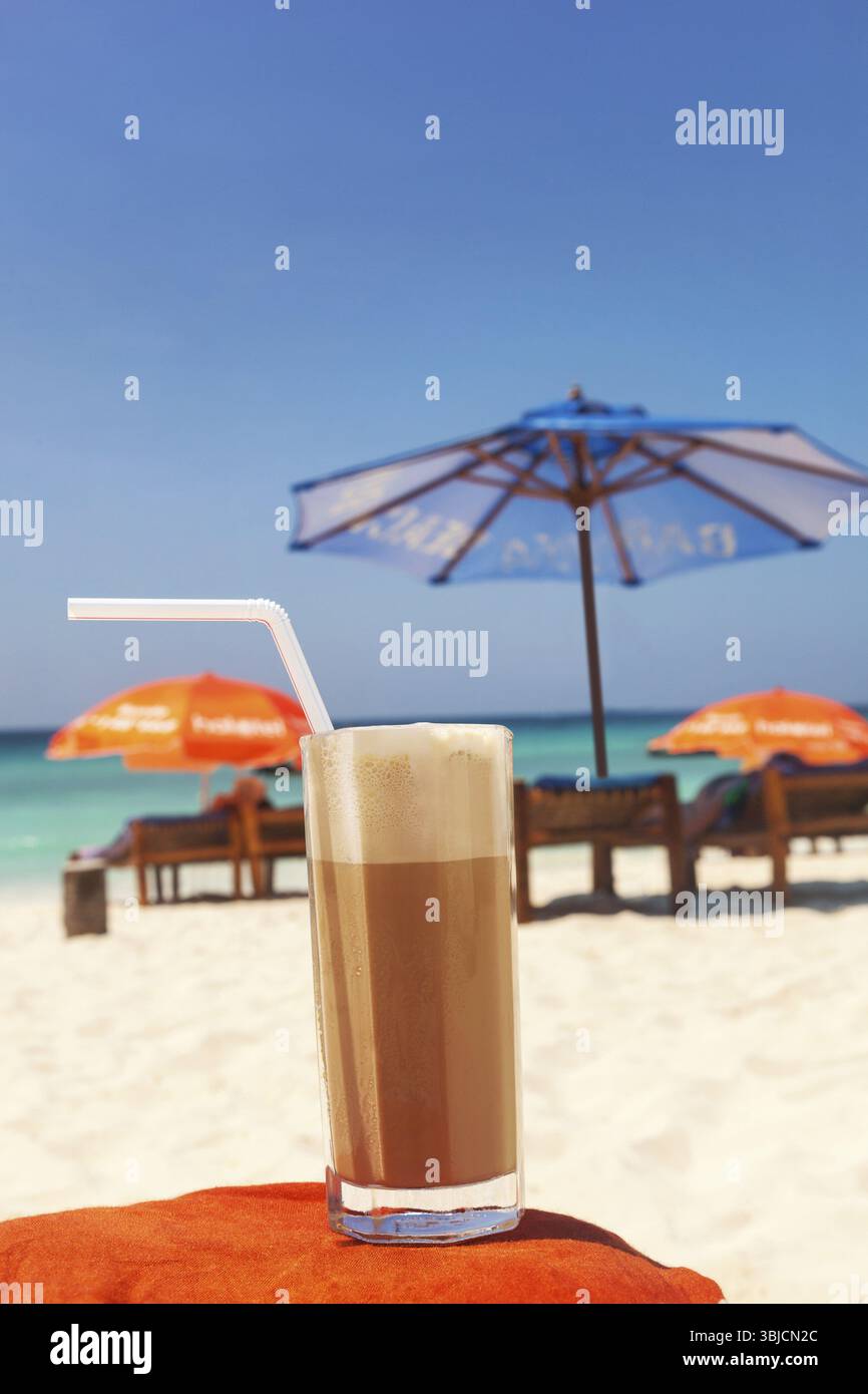 Délicieux café glacé sur la belle plage d'été. Vacances luxueuses Banque D'Images