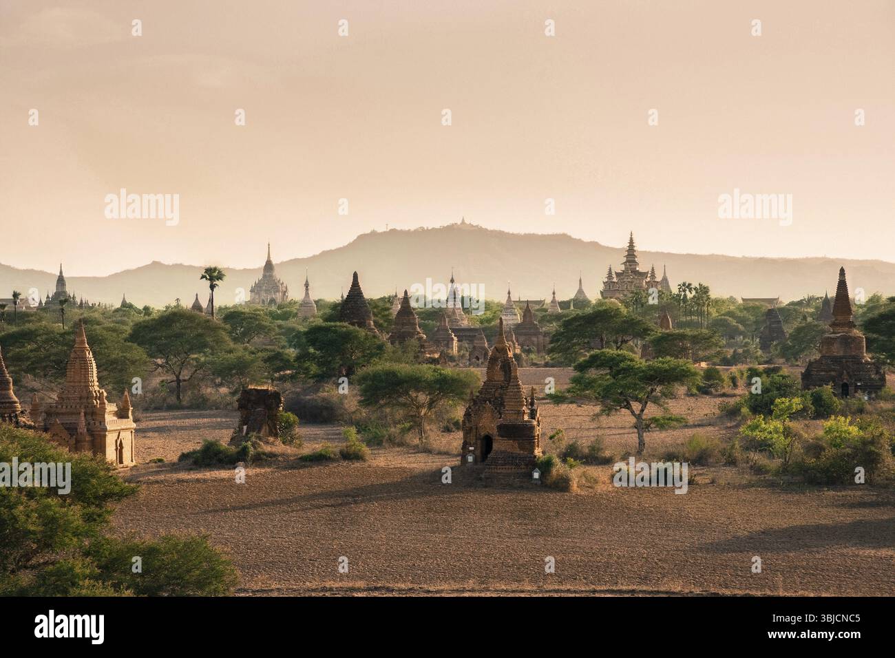 Célèbres temples bouddhistes anciens à Bagan, Birmanie couverts de lumière mystique. Myanmar. Voyages asiatiques traditionnels Banque D'Images