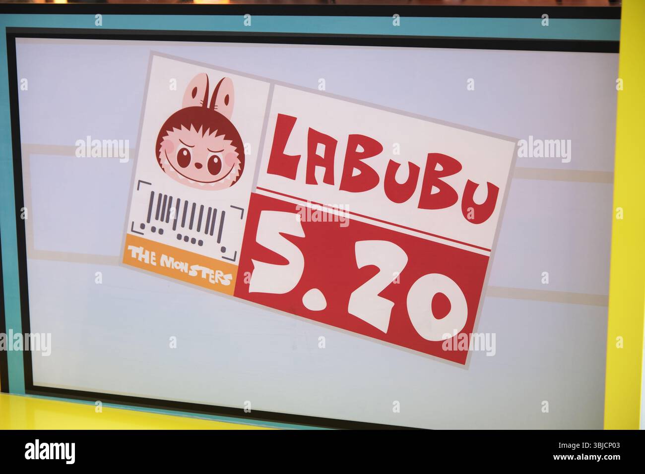 Shanghai, Chine-14 juin 2025 : logo de la marque Labubu sur le magasin Banque D'Images