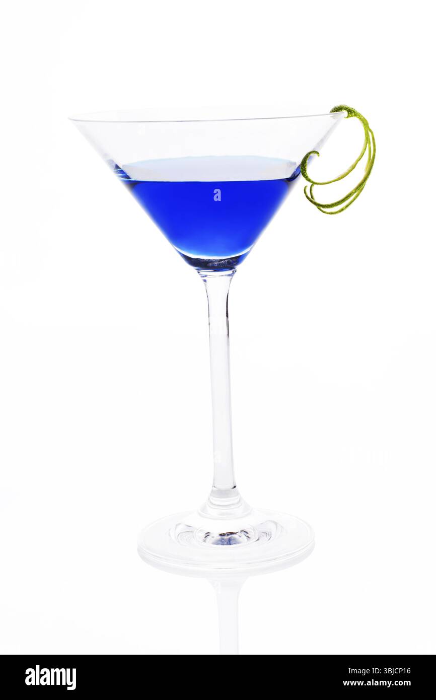 Bleu luxueux cocktail délicieux avec garniture de citron vert dans un verre à cocktail isolé sur fond blanc. Boisson fraîche d'été Banque D'Images