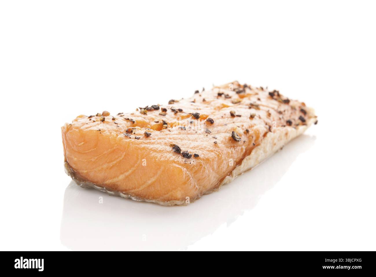 Délicieux morceau de saumon isolé sur fond blanc Banque D'Images