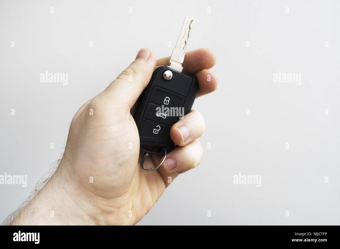 Main masculine tenant les clés de la voiture. Placer pour le texte Banque D'Images