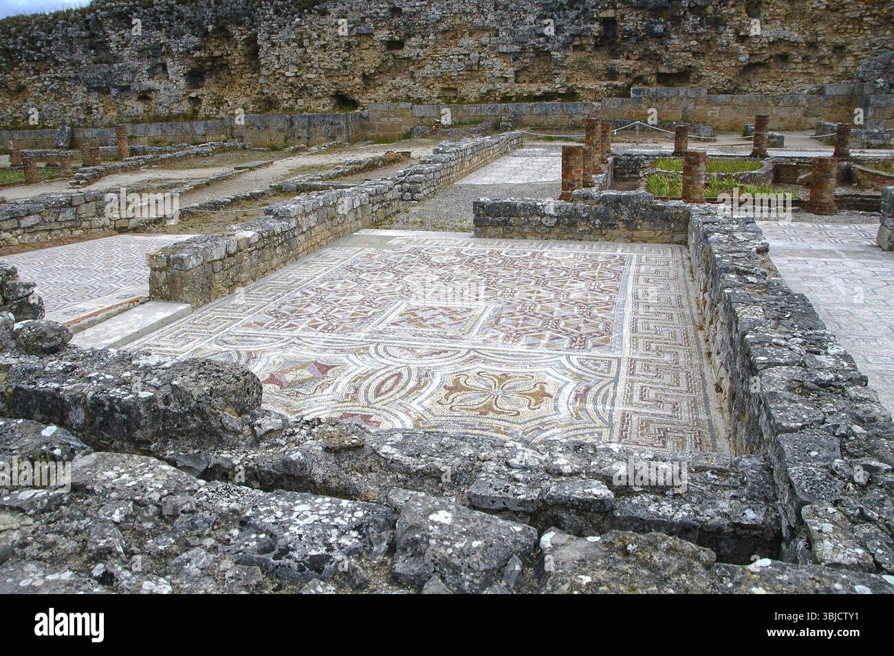 Conimbriga est l'un des plus grands sites archéologiques romains du Portugal et est un endroit fantastique pour jeter un coup d'œil dans le passé. Artefacts détectés au cours de la Banque D'Images