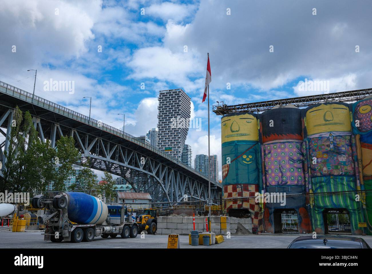 Un camion de ciment à l'usine de ciment Heidelberg Materials, anciennement Ocean Concrete, avec des peintures murales sur les silos de Granville Island à Vancouver, en Colombie-Britannique. Banque D'Images