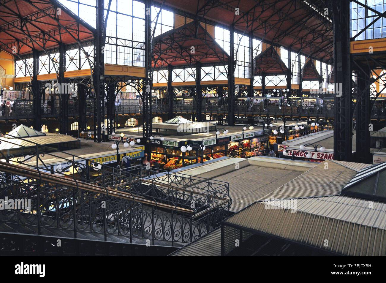 Le Grand Market Hall est le plus grand marché couvert de Budapest, situé dans le 9ème arrondissement à la lisière du centre-ville et Ferencvaros à Faeva Banque D'Images