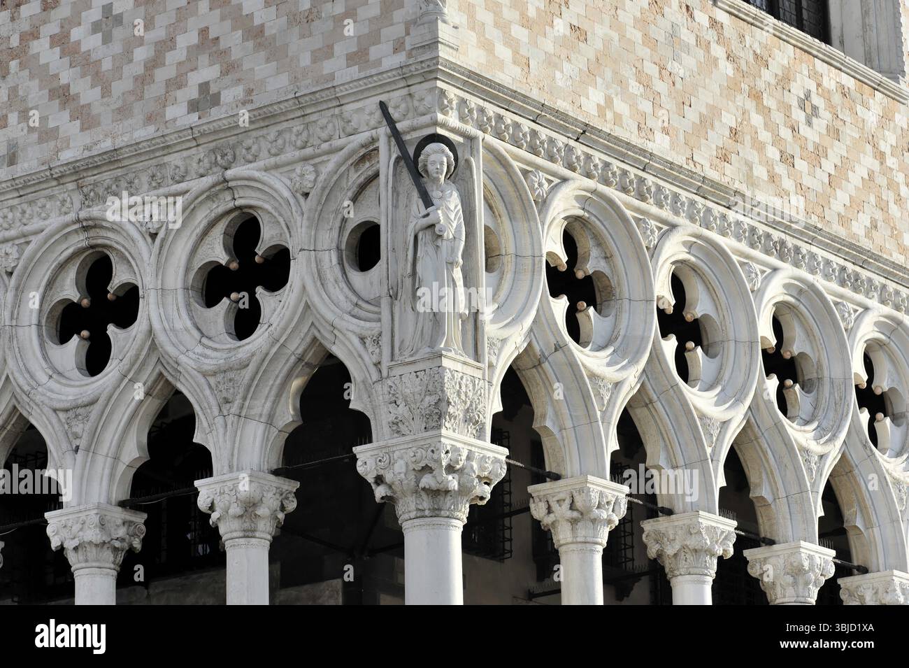 Venise, Vénétie, Italie, Europe, gros plan de l'architecture gothique avec sculptures et ornements richement décorés, Europe Banque D'Images